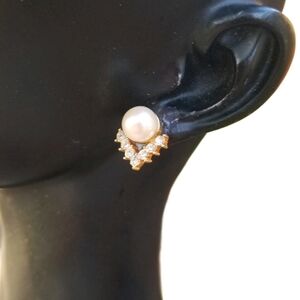 MONET VINTAGE 1980s FAUX PEARL & CRYSTAL CHEVRON STUD EARRINGS